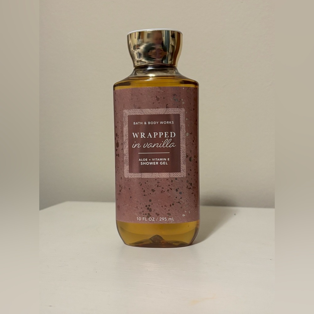 Bath & Body Works Wrapped in Vanilla Shower Gel - New